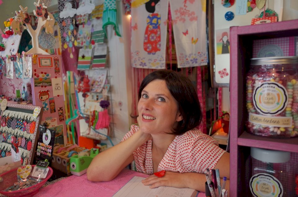 Kobieta w sklepie z zabawkami puzzle online