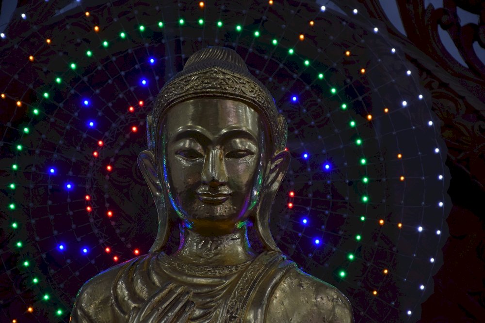 Budda w stolicy Myanmaru puzzle online