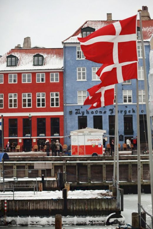 Powiewające flagi Danii. puzzle online