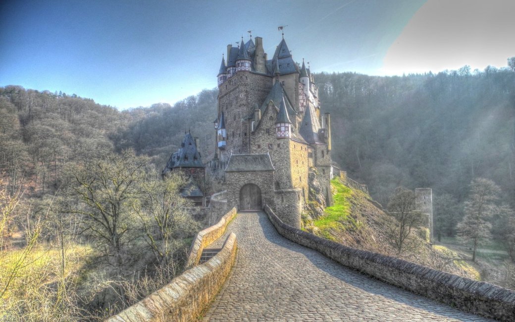 Zamek z pięknym podwórkiem puzzle online