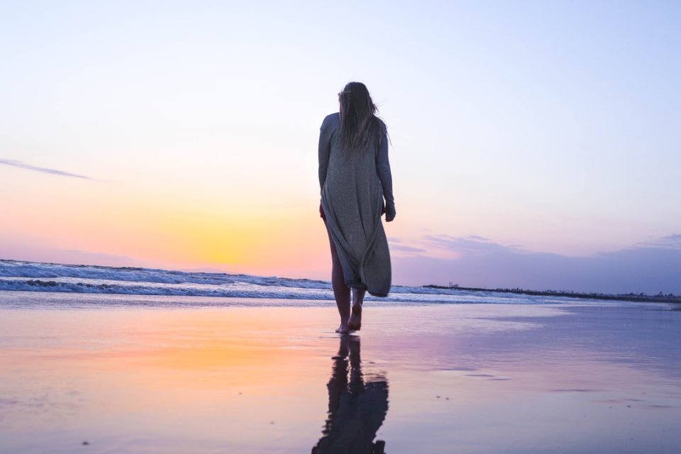 Kobieta spaceru na piaszczystej plaży puzzle online