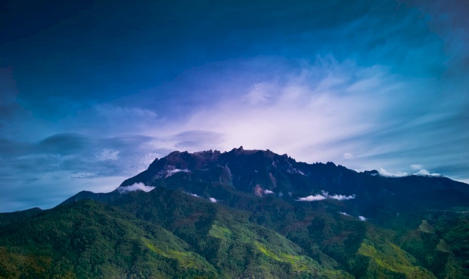 To jest Góra Kinabalu! To jest puzzle online