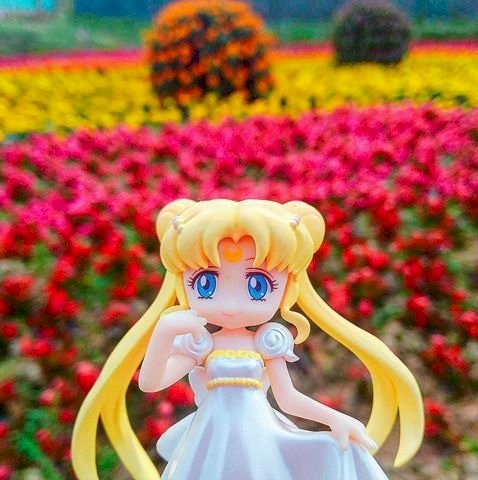 Sailor Moon wśród kwiatów puzzle online