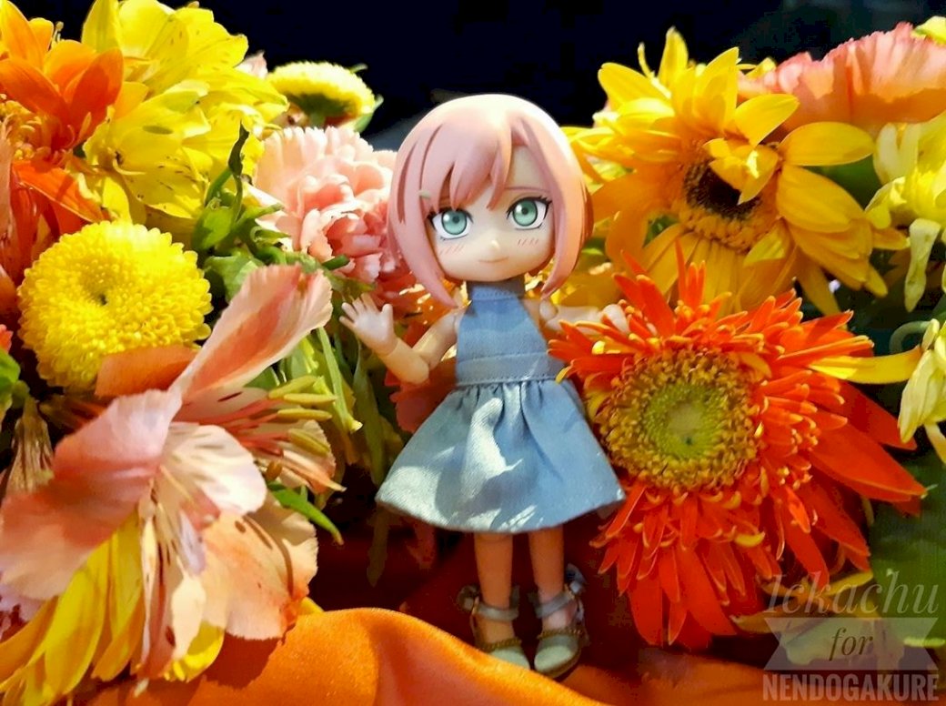 Sakura pośrodku kwiatów puzzle online