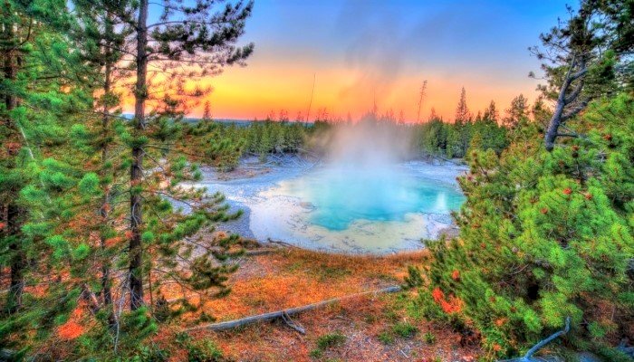 Erupcja Gejzeru  W Parku Narodowym Yellowstone puzzle online