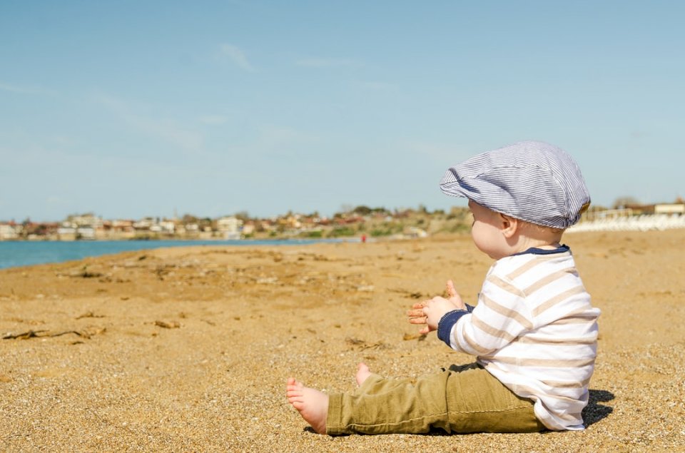 Chłopiec siedzi na piasku puzzle online