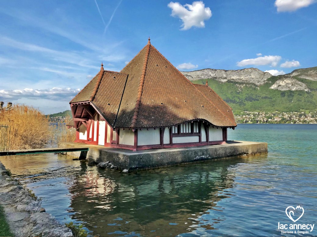 Dom nad jeziorem Annecy puzzle online