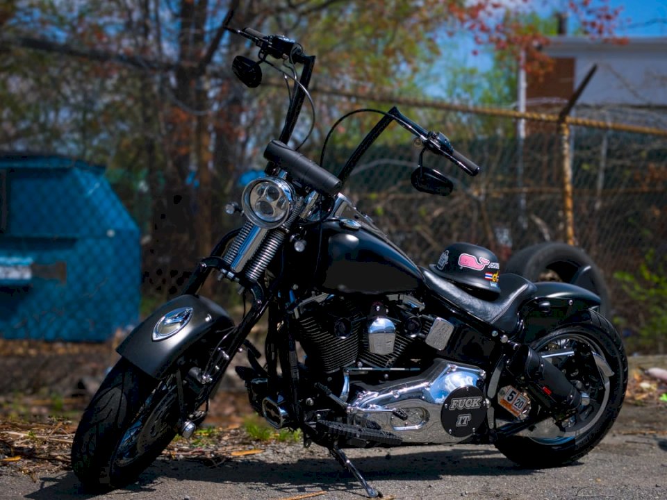 Niestandardowy Harley Davidson puzzle online