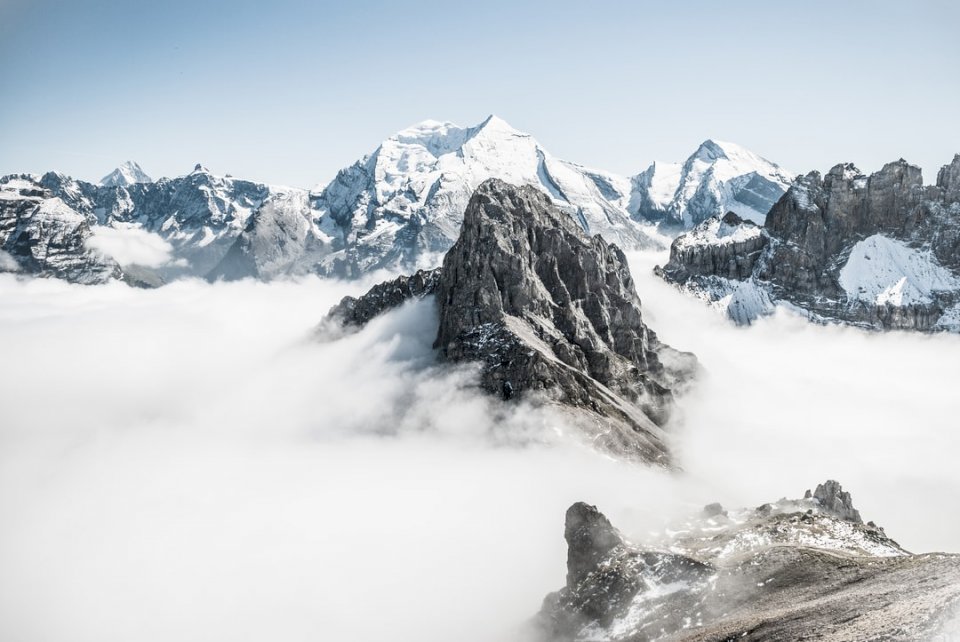 Szczyty górskie ponad chmurami puzzle online