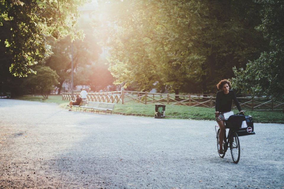 Jazda na rowerze w parku puzzle online