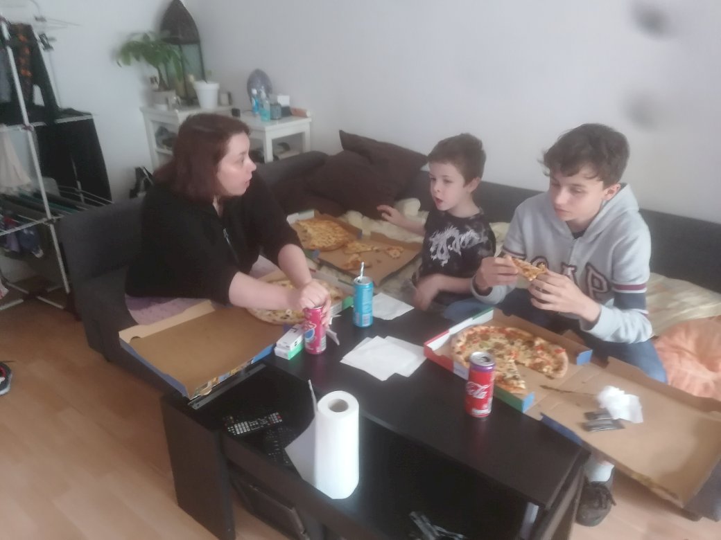 Rodzina Alili je kolację w trybie Ubera puzzle online
