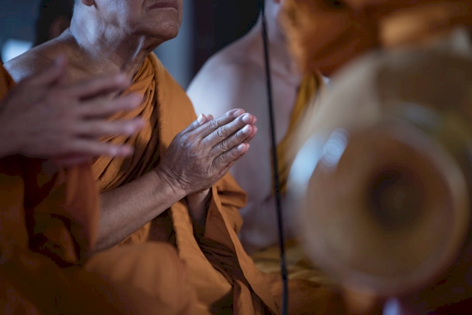 Modli się tajski mnich puzzle online