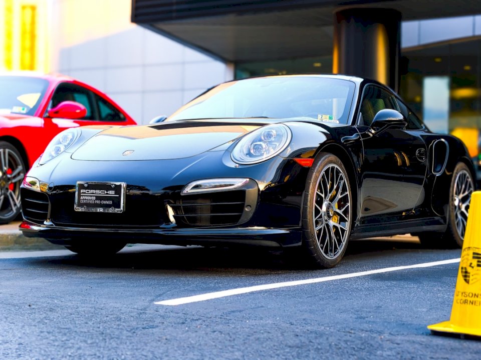 Zaparkowało czarne Porsche puzzle online