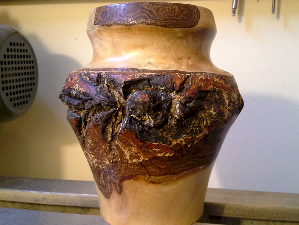 wazon rzeźbiony w drewnie puzzle online