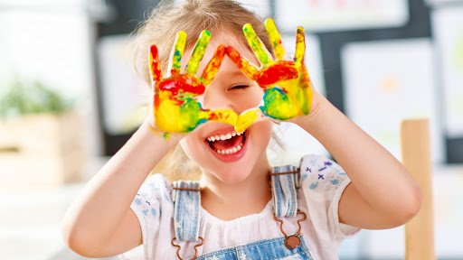 Radosne dziecko maluje puzzle online