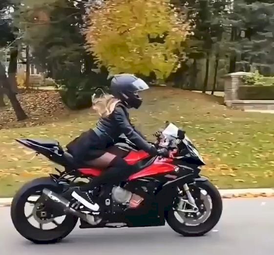 Piękny motocykl, piękna kobieta puzzle online