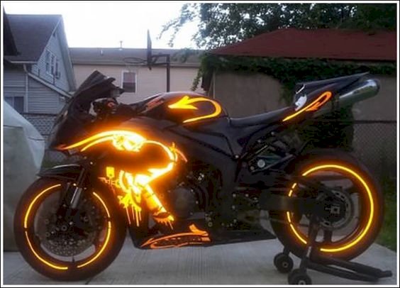 Piękny jasny motocykl puzzle online
