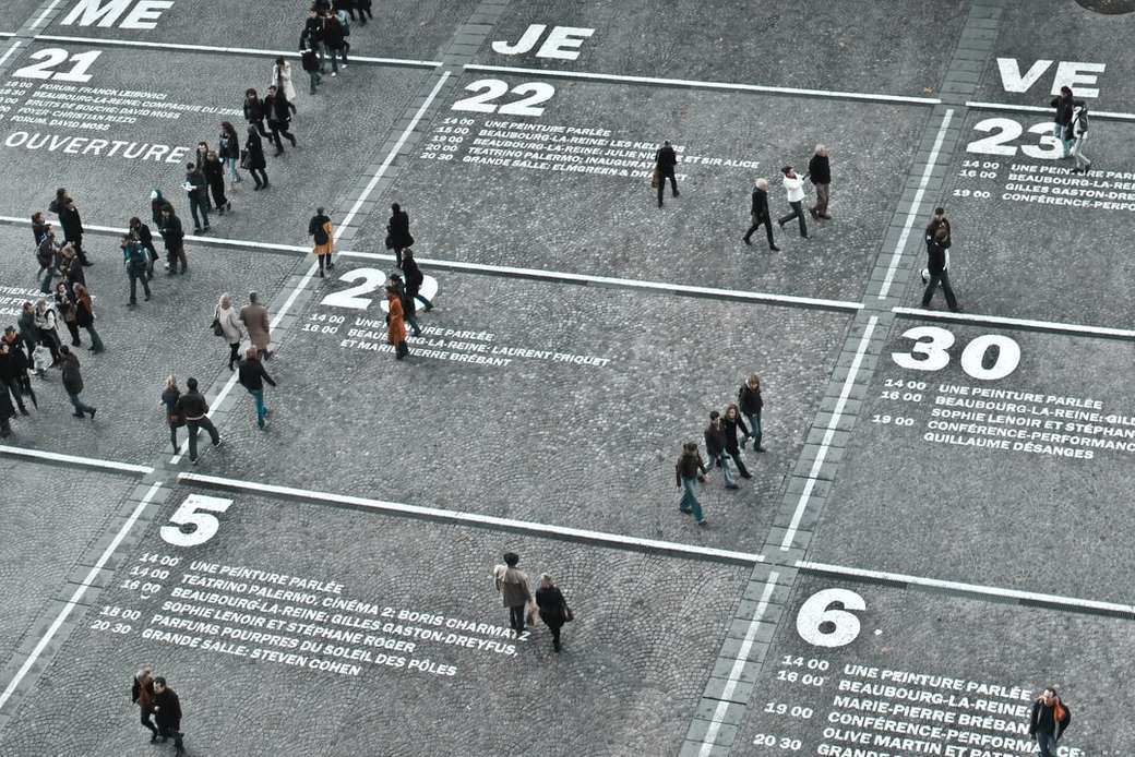 ludzie chodzą po drodze w ciągu dnia puzzle online