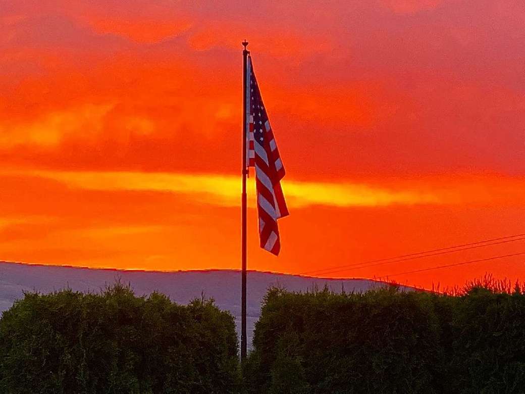 zachód słońca z amerykańską flagą puzzle online