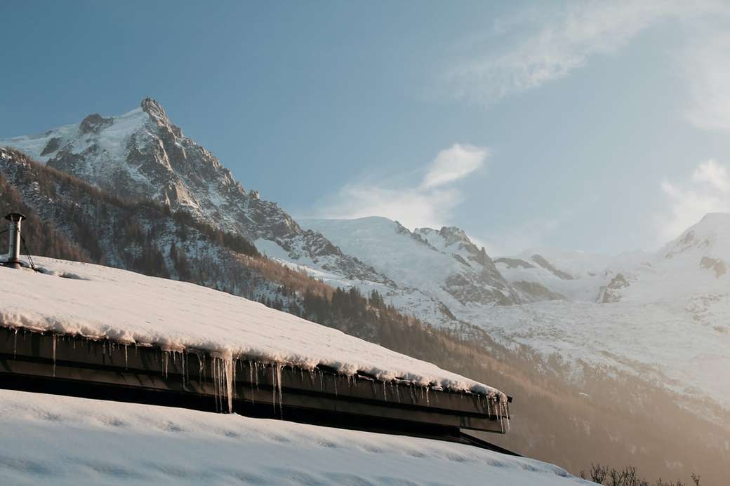 Mont Blanc i dach domu ze śniegiem. puzzle online
