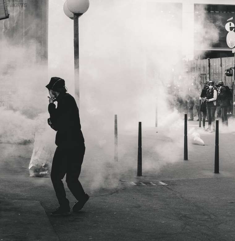 Skala szarości zdjęcie człowieka w pobliżu dymu puzzle online