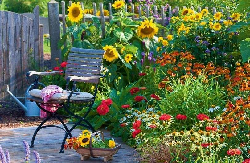 Kwiaty i Krzesło W Ogrodzie puzzle online