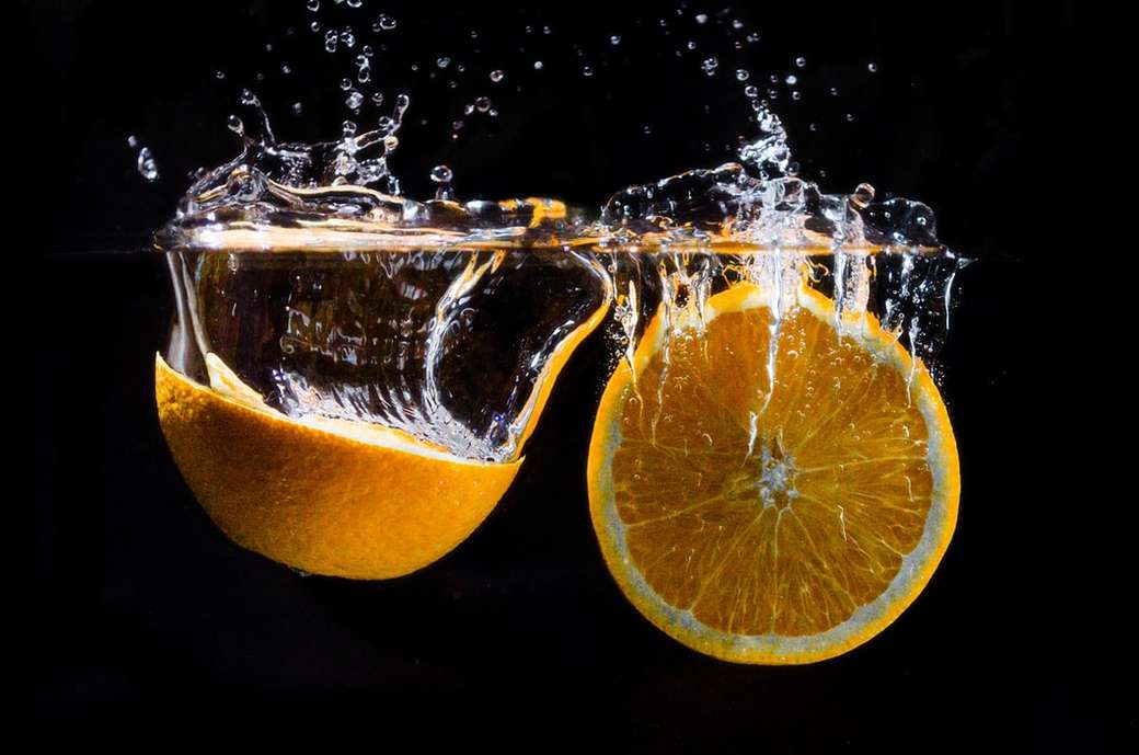 Owoce pomarańczy upuszczone w wodzie puzzle online