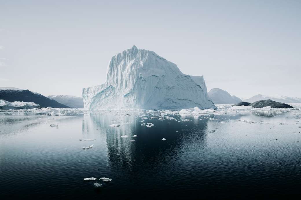 iceberg de gelo ao lado do rio quebra-cabeça
