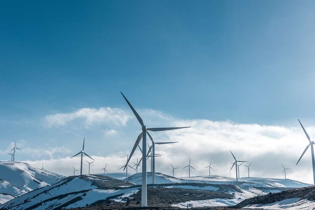 turbiny wiatrowe na zaśnieżonej górze pod jasnym, błękitnym niebem puzzle online