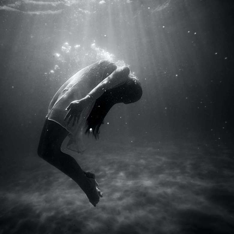kobieta pod wodą w sukience puzzle online