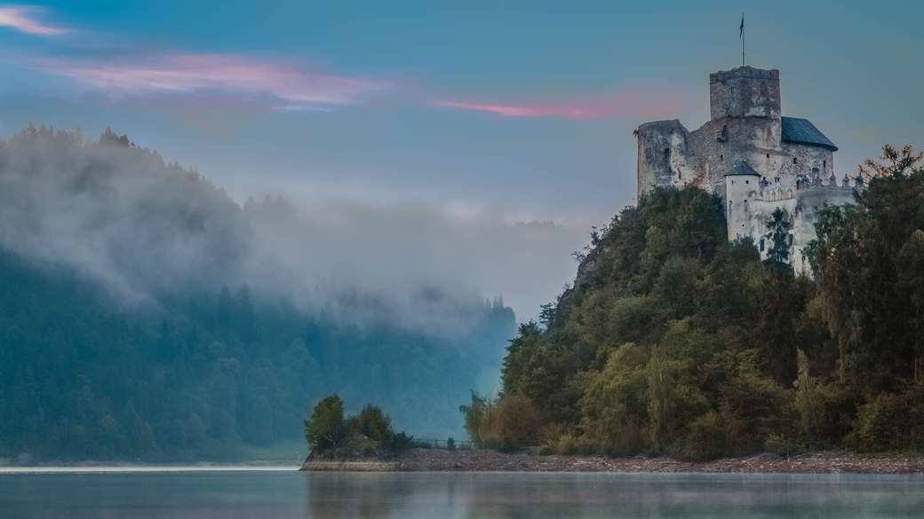 Zamek na szczycie góry puzzle online