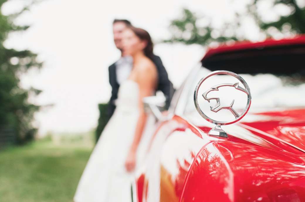 Ślub z czerwonym samochodem puzzle online