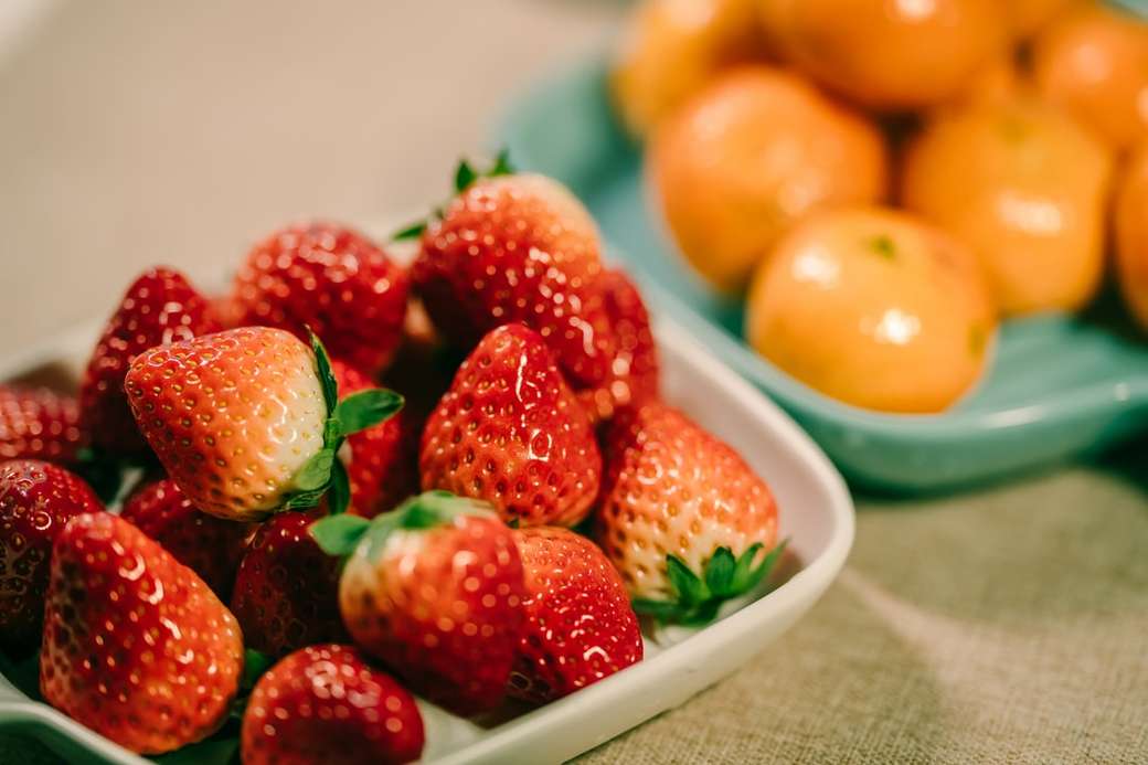 truskawki i pomarańczowe owoce w misce puzzle online