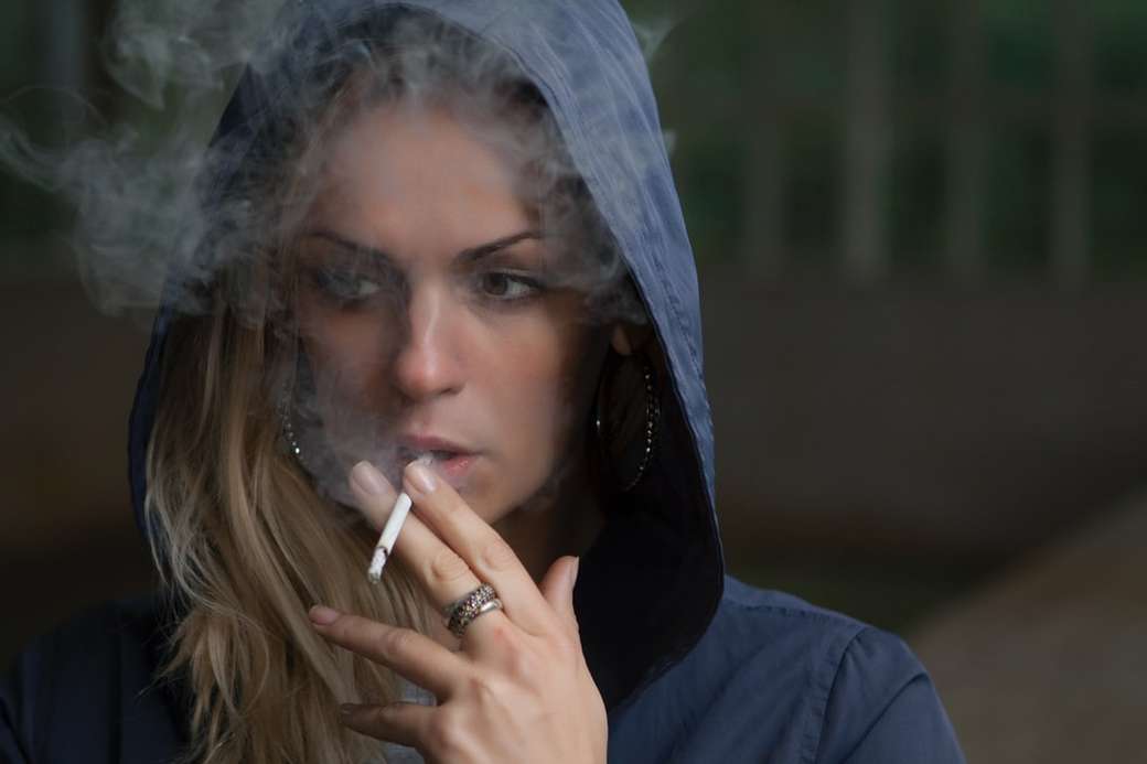 Kobieta w paleniu z kapturem puzzle online