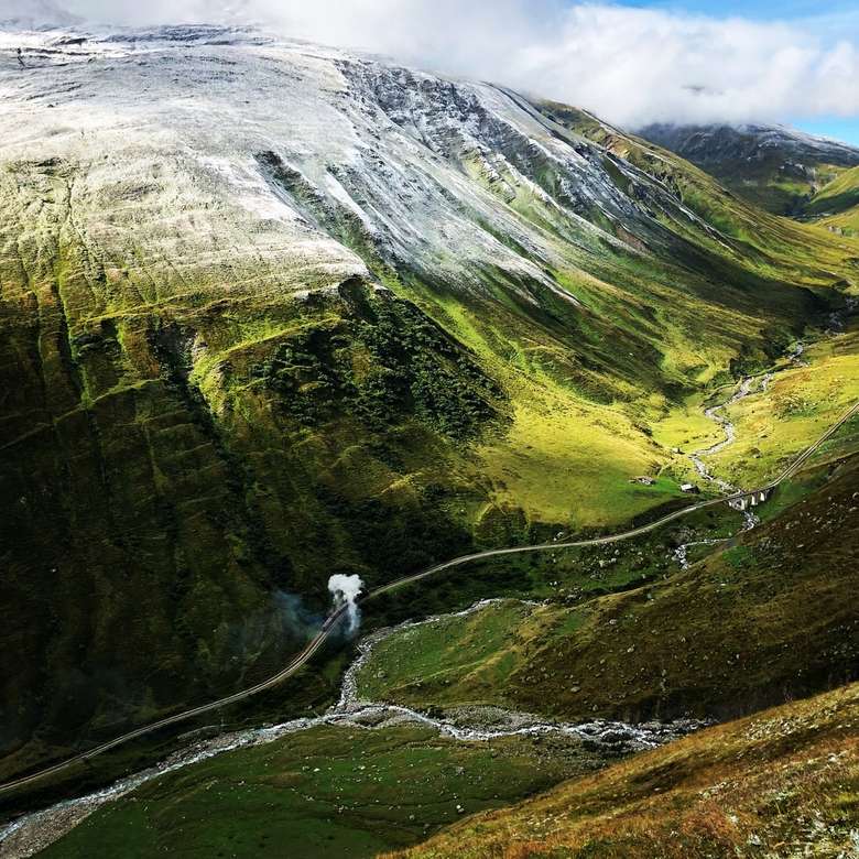 Pociąg parowy na Furkapass w szwajcarskich Alpach puzzle online