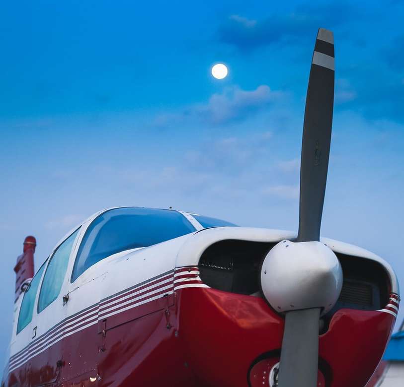 biały i czerwony samolot pod niebieskim niebem puzzle online