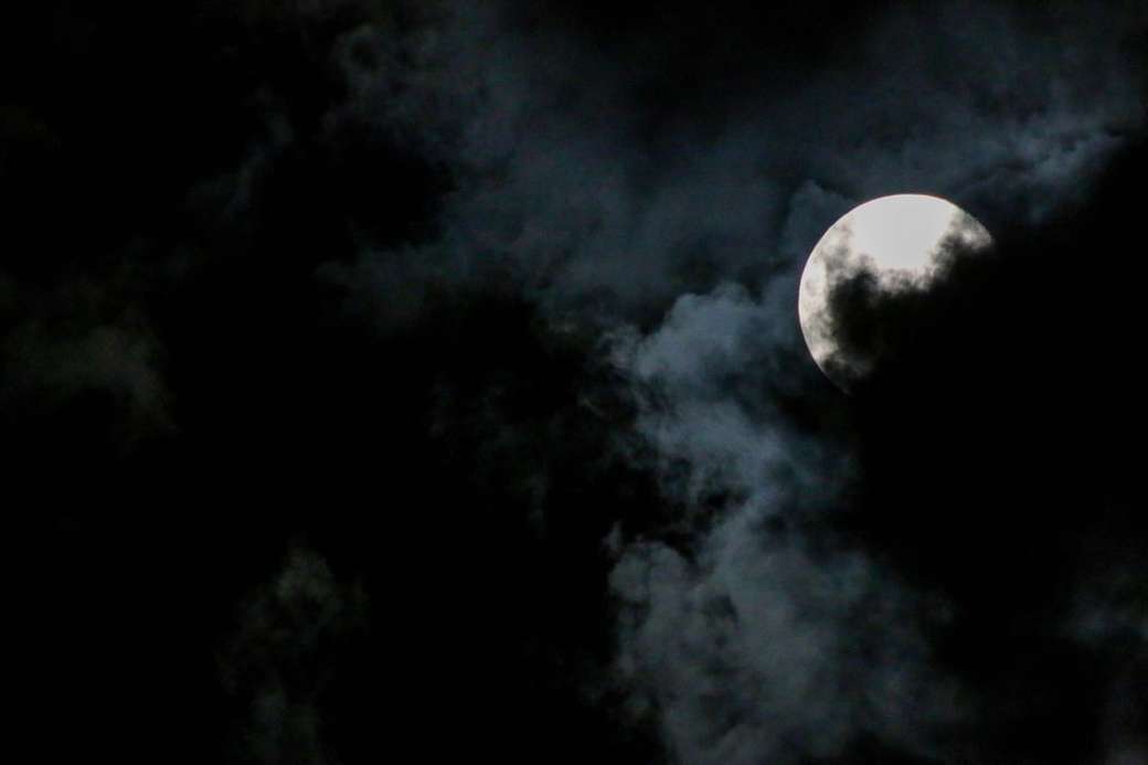 Księżyc i chmury puzzle online