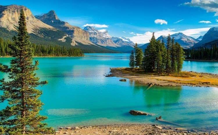 Jezioro W Otoczeniu Lasu I Gór . Kanada puzzle online