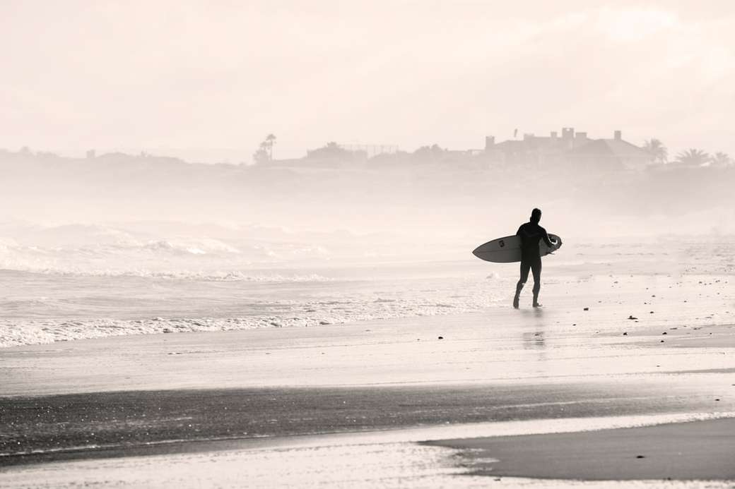 Surfer zmierzający w mgłę puzzle online