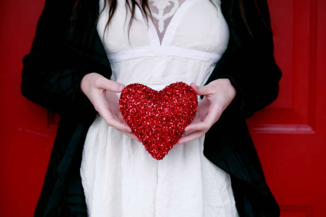 kobiety posiadające czerwone serce poduszkę puzzle online