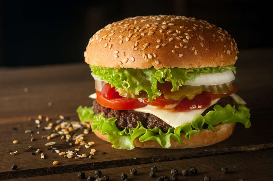burger z mięsem i serem otoczony ziarnami sezamu puzzle online
