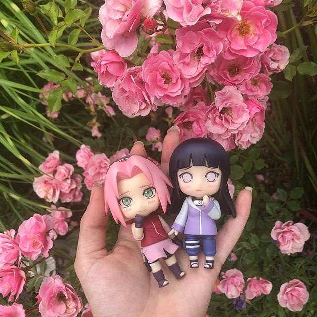 2 piękne dziewczyny między różami puzzle online