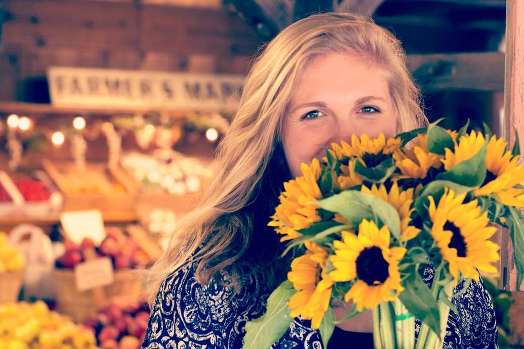 Kobieta z kwiatami w rynku puzzle online