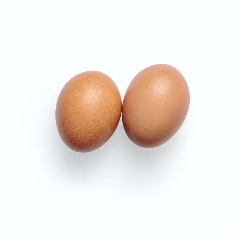 2 brązowe jajko na białej powierzchni puzzle online