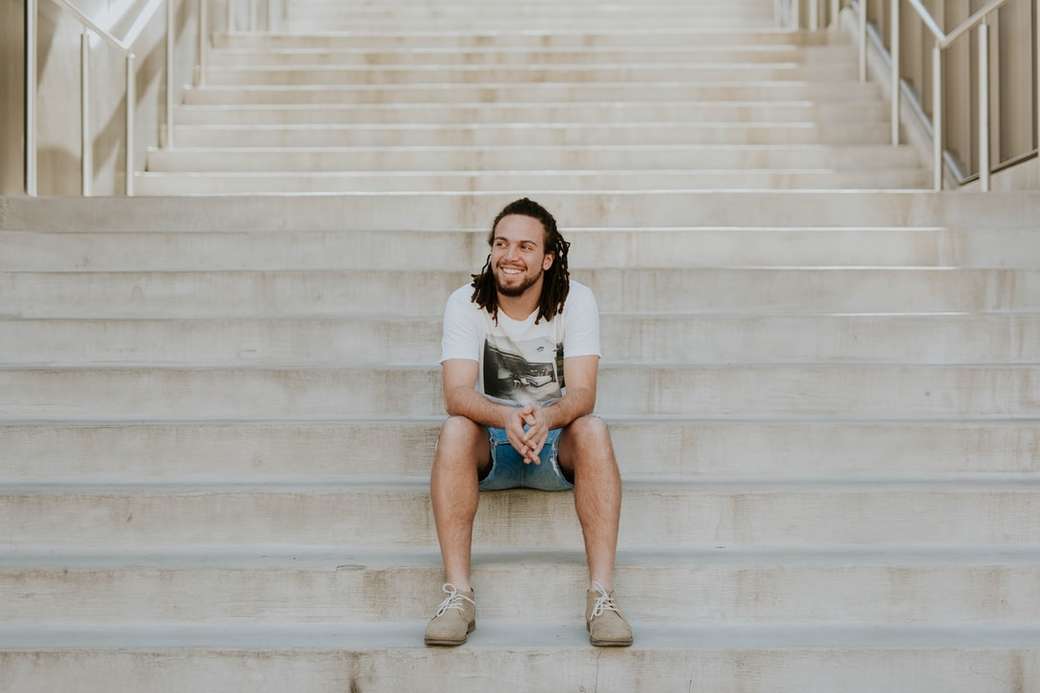 Mężczyzna uśmiecha się na schodach puzzle online