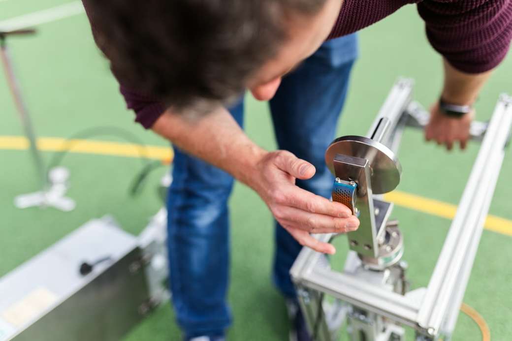 Inżynier sportowy testuje sprzęt do tenisa puzzle online