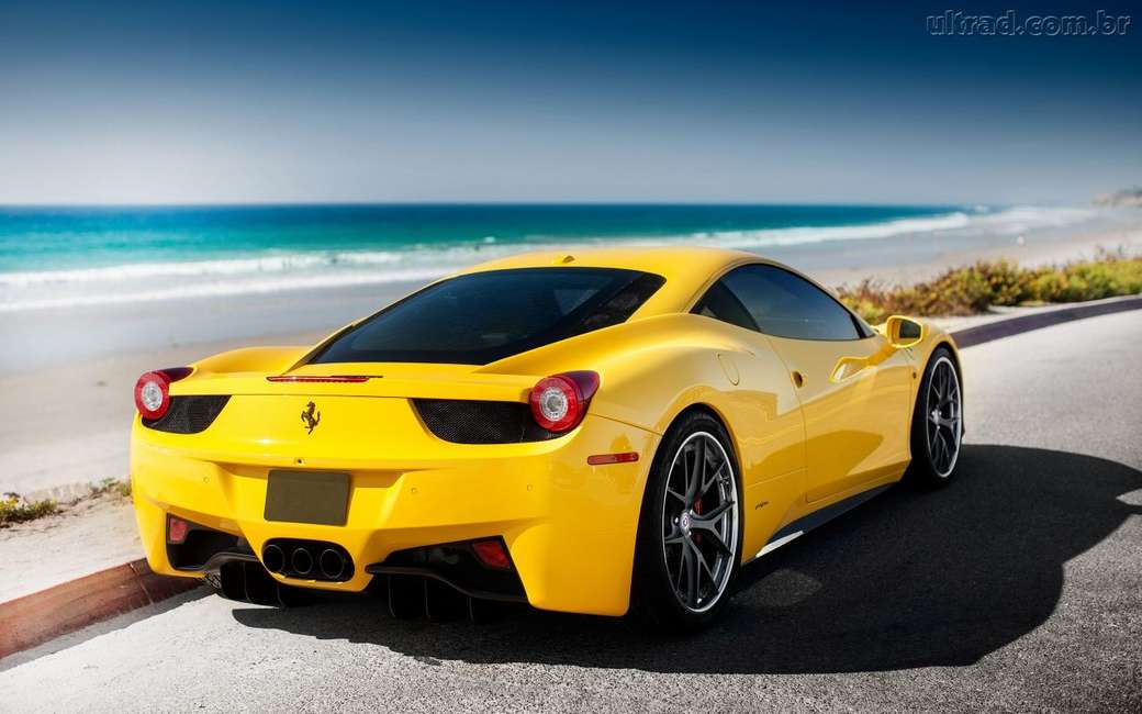 Żółte Ferrari nad brzegiem morza puzzle online