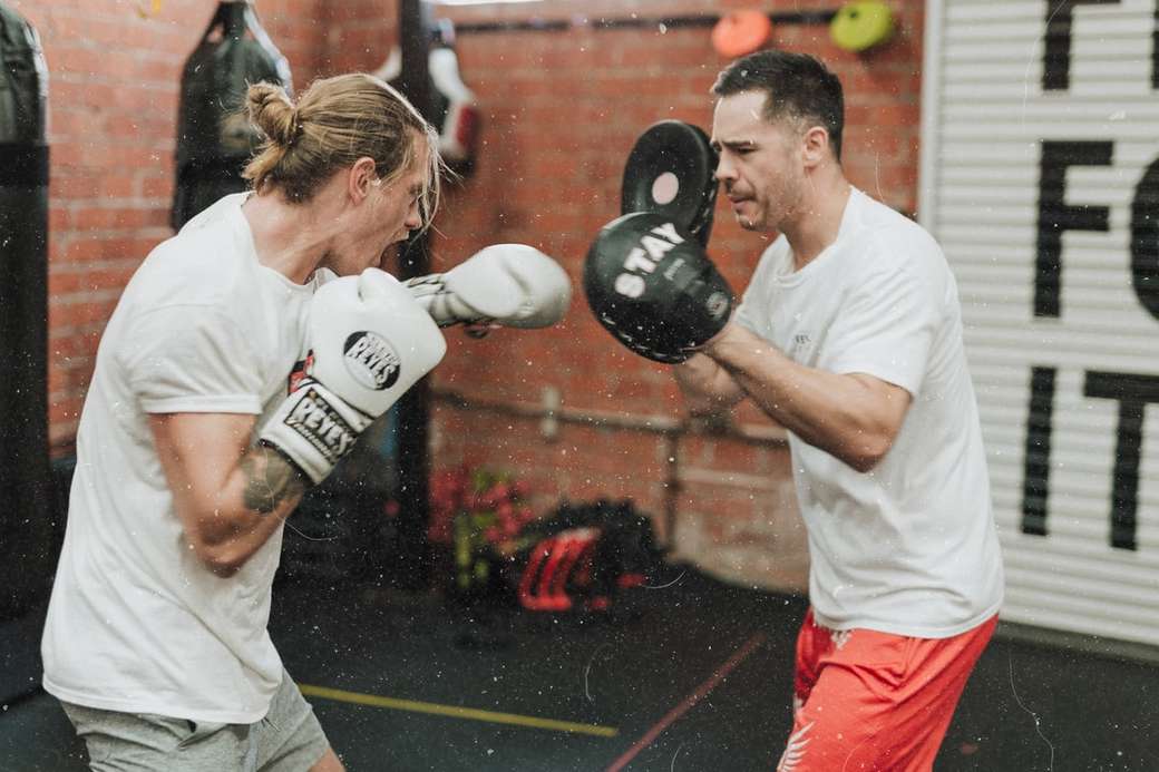 dwóch mężczyzn walczących w siłowni bokserskiej puzzle online
