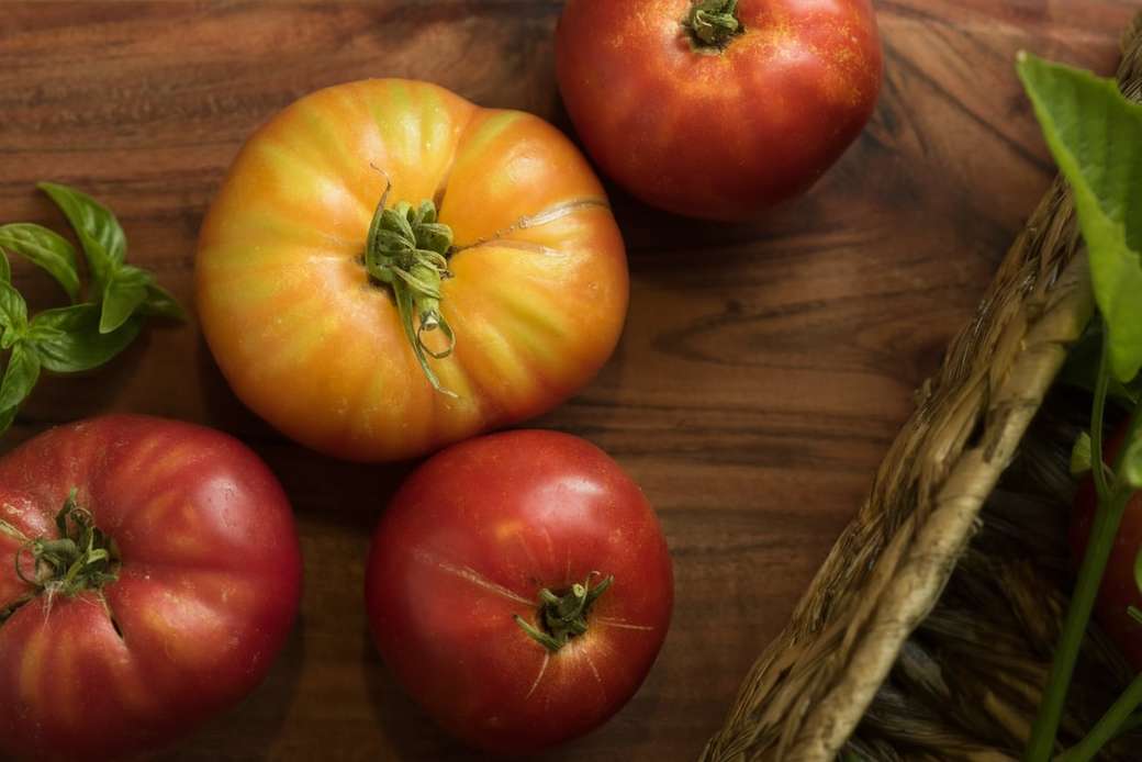 cztery czerwone i żółte owoce pomidora puzzle online