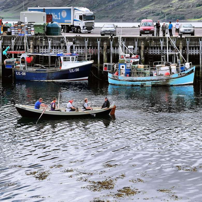 niebiesko-biała łódź na brzegu morza w ciągu dnia puzzle online